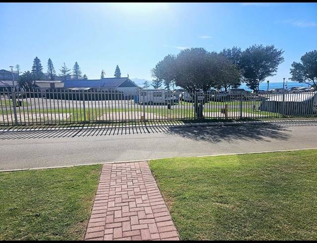 3 BEDROOM APARTMENT FOR SALE IN MOSSEL BAY CENTRAL